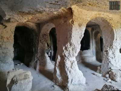 Le navate sono scandite da massicci e tozzi pilastri...